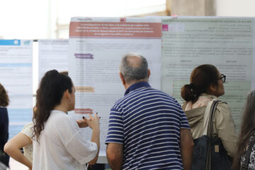 Personas mirando posters.